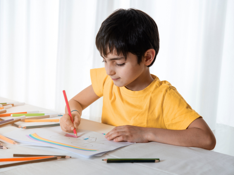 Enfant qui dessine